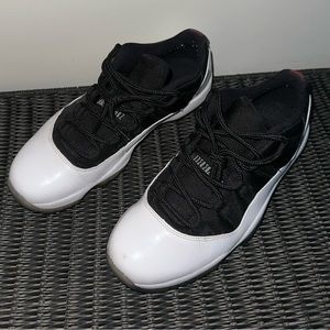 Jordan 11 Low Tuxedo